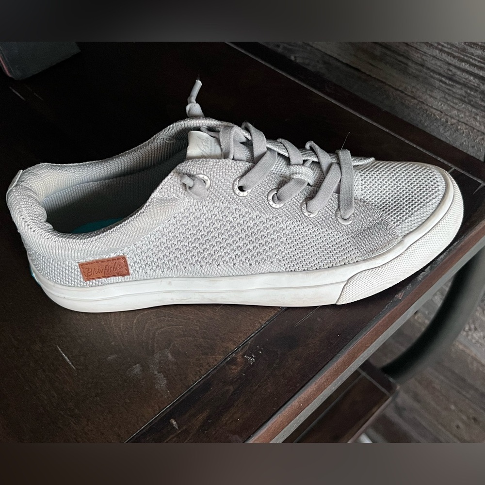 Women’s Light Gray Knit Lace-Up Sneaker